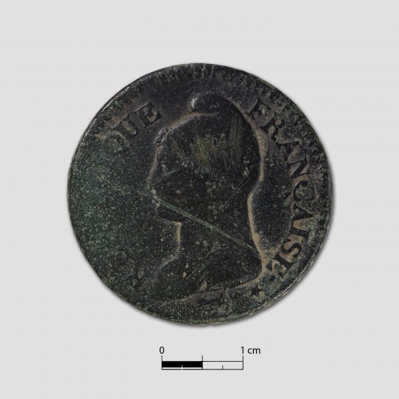 1 Centime | Foto: Uwe Schroeder (© Landesamt für Archäologie Sachsen) 1 Centime - „Un Decime Republique Francaise“<br>
Eine Münzprägung aus der Revolutionszeit. L’An 7 weißt auf das siebte Jahr nach dem französischen Revolutionskalender hin. Aufgeprägt ist ein Mann mit phrygischer Mütze (auch Jakobinermütze). Die Jakobiner waren eine radikale Bewegung der Französischen Revolution. (⌀ 31 mm; Gewicht: 19,6 g)