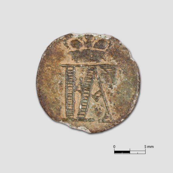 48 Einen Thaler | Foto: Uwe Schroeder (© Landesamt für Archäologie Sachsen) 48 Einen Thaler - Auf der Vorderseite der Münze sind die Buchstaben FA als bekröntes Monogramm abgebildet. Die Rückseite zeigt das Nominal und Prägedatum der Münze „48 EINEN / THALER / 1794“ an. Sie kann Friedrich Albrecht, Anhalt-Bernburg (1765-1796) zugeordnet werden.