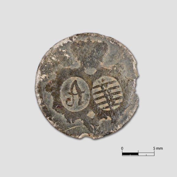 6 Pfennig | Foto: Uwe Schroeder (© Landesamt für Archäologie Sachsen) 6 Pfennig - Stark abgenutzter Pfennig mit kleinen Ausbrüchen am Rand. Die Vorderseite zeigt die gekrönten Wappen. Auf der Rückseite ist ein Reichsapfel abgebildet, in dem das Nominal von 6 Pfennig genannt ist. Links und rechts von dem Emblem ist das Prägejahr 1764 angegeben, von der umlaufenden Schrift sind lediglich einzelne Buchstaben erhalten.