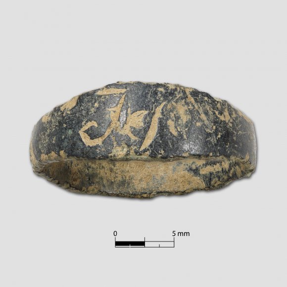 Fingerring | Foto: Uwe Schroeder (© Landesamt für Archäologie Sachsen) Fingerring - Ring „Jesu“ – kleiner Fingerring