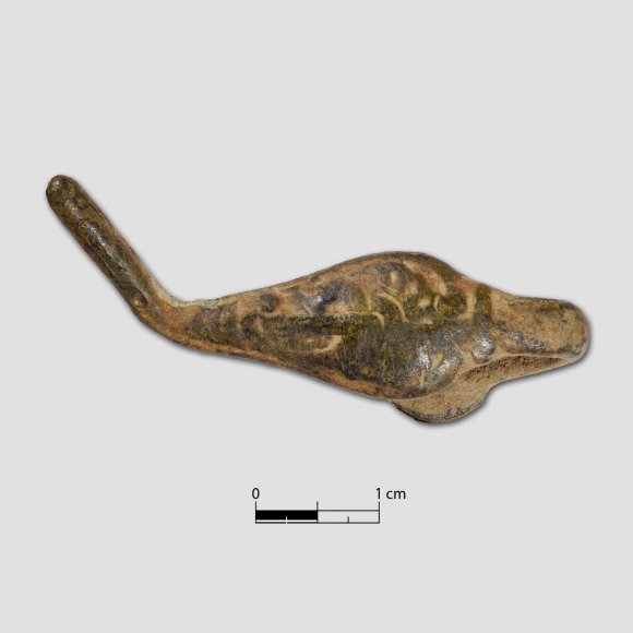 Kleiner Gürtelhaken | Foto: Uwe Schroeder (© Landesamt für Archäologie Sachsen) Kleiner Gürtelhaken - Kleiner Gürtelhaken mit Verzierung im Stil der früheren Blankwaffenhaken. Vermutlich eher Schmuck als Funktion.