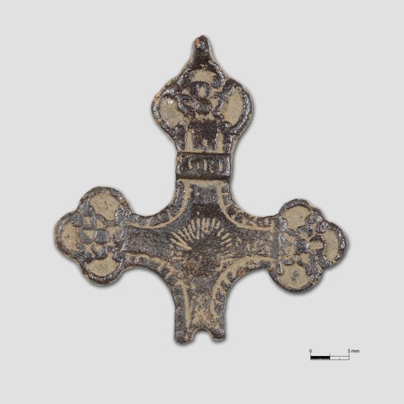 Kruzifix | Foto: Uwe Schroeder (© Landesamt für Archäologie Sachsen) Kruzifix - Fragment eines Kruzifix mit Inschrift und Blumenverzierung (wahrsch. Romantik, Gewicht: 8,43 g)