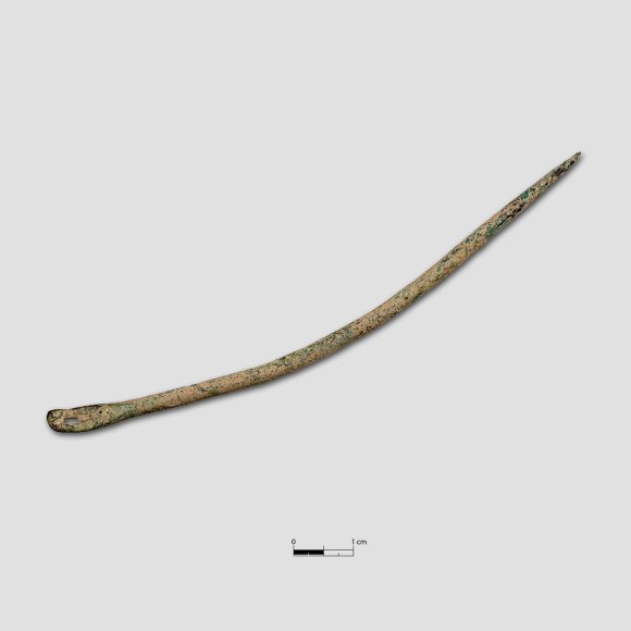 Nadel | Foto: Uwe Schroeder (© Landesamt für Archäologie Sachsen) Nadel - Leicht gebogene Nadel mit flach ausgehämmertem Schaftende und länglichem Nadelöhr. (Länge: 105 mm; Gewicht: 5,09 g)